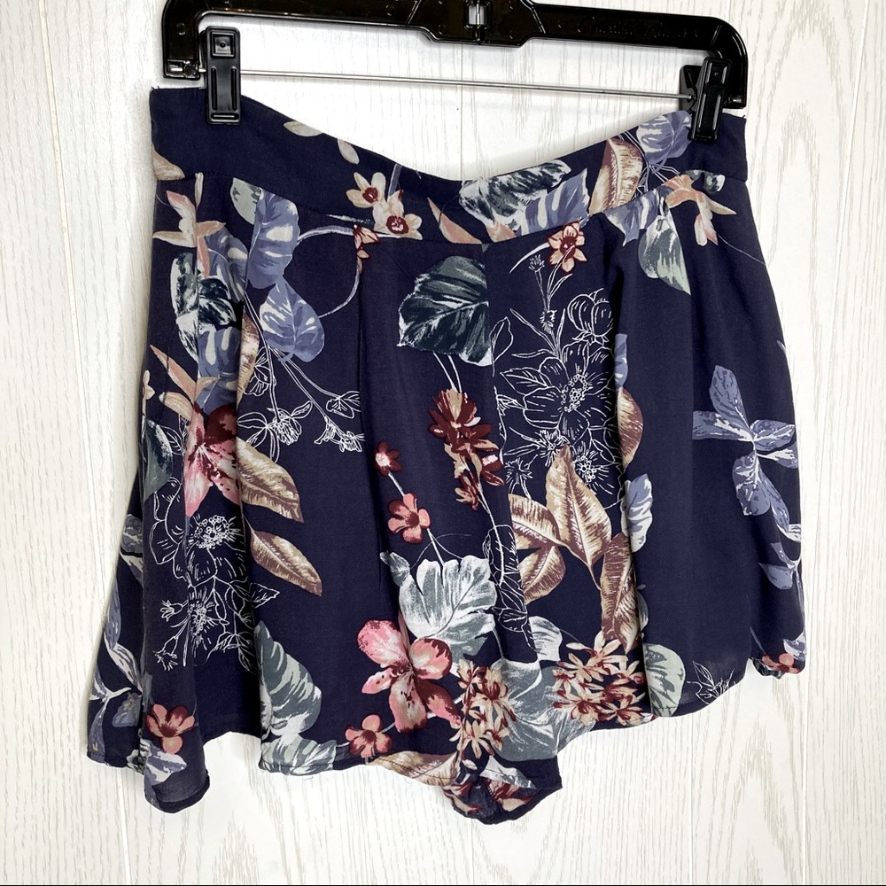 Love Culture Floral Flowy Shorts Size Large